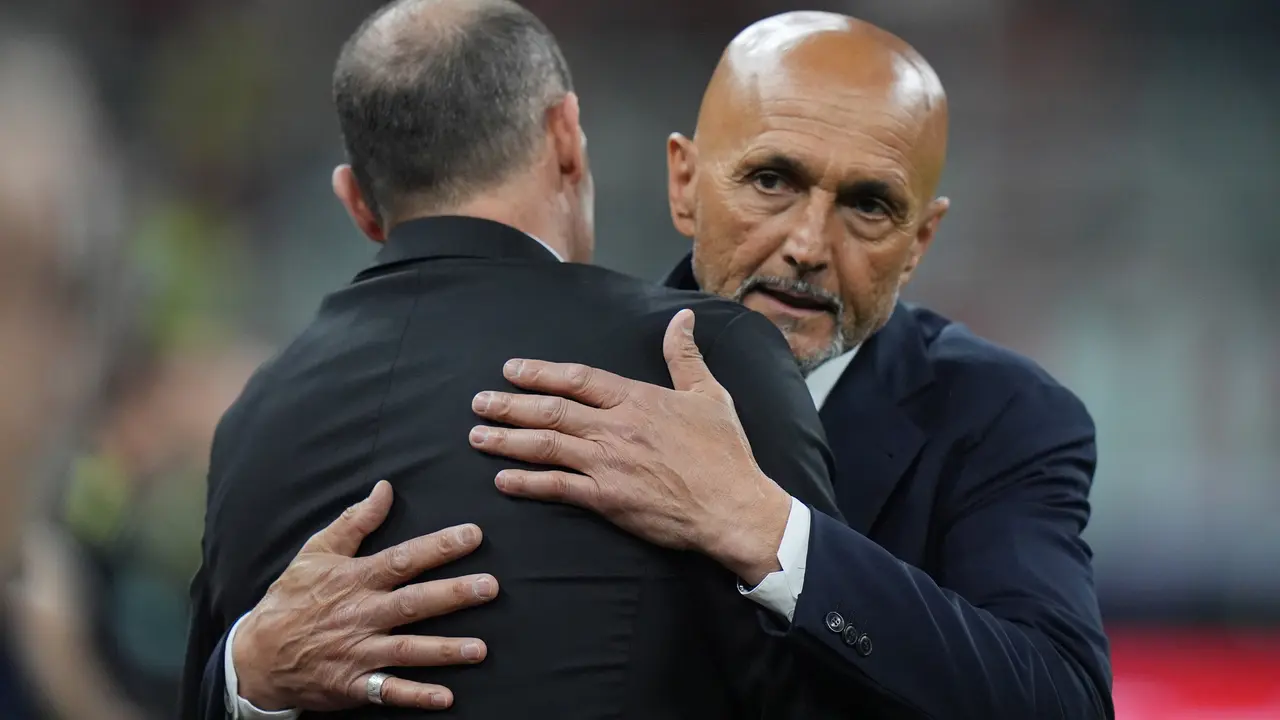 Massimiliano Allegri berpelukan dengan Luciano Spalletti di laga AC Milan vs Juventus di pekan ke-34 Liga Italia 2025/2026 di San Siro, Senin (27/04/2026) dini hari WIB.