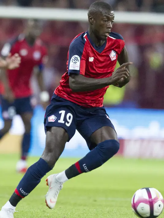 Penyerang Lille, Nicolas Pepe menggiring bola saat bertanding melawan Nantes pada Liga Prancis di stadion Lille Metropole, Prancis pada 22 September 2018. Arsenal berhasil mengalahkan klub-klub lain dalam pemburuan penyerang Pantai Gading tersebut. (AP Photo/Michel Spingler)
