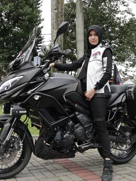 Nama Saskia Poetri mungkin tidak asing bagi penggemar FTV. Ternyata selain berakting Saskia memiliki keahlian lain yang tidak banyak digemari oleh perempuan. Saskia suka mengendarai motor gede sampai-sampi menjadi salah satu brand ambassador motor gede. (Liputan6.com/IG/@kiapoetrii)