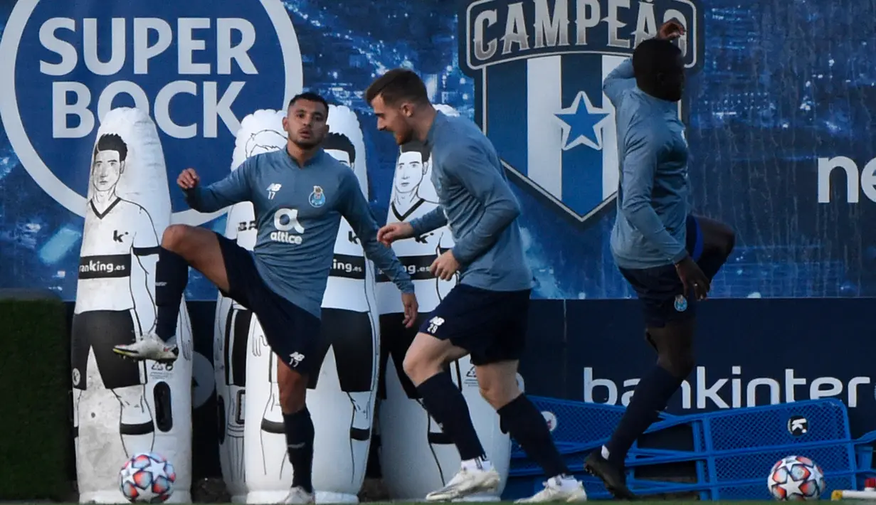 Penyerang FC Porto, Jesus Corona "Tecatito" (kiri) mengikuti sesi latihan di tempat latihan klub di Olival, Vila Nova de Gaia, Senin (30/11/2020). FC Porto akan menjamu Manchester City dalam matchday 5 Grup C Liga Champions pada Rabu 2 Desember 2020 dinihari WIB. (MIGUEL RIOPA/AFP)