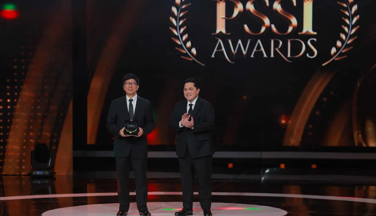 Managing Director Emtek Group, Sutanto Hartono (kiri) saat menerima Token Appreciation sebagai Official Broadcaster PSSI Awards dari Ketua Umum Persatuan Sepak Bola Seluruh Indonesia (PSSI), Erick Thohir, pada malam PSSI Awards 2026 di Studio 6 Emtek City, Jakarta, Sabtu (Sabtu (28/3/2026) malam WIB. Emtek Group mendapat apresiasi dari sebagai Official broadcaster PSSI Awards 2026. (Bola.com/Bagaskara Lazuardi)