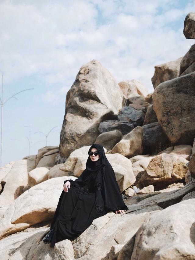 6 Penampilan Enzy Storia saat Pakai Hijab, Curi Perhatian