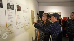 Menteri Koperasi dan UKM, AAGN Puspayoga meninjau ruang pameran usai meresmikan pembukaan Anugerah Pewarta Foto Indonesia (APFI) 2017 di Jakarta, Jumat (21/4). (Liputan6.com/Faizal Fanani)
