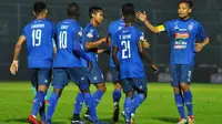 Kapten tim Arema, Hamka Hamzah, menyambut rekannya untuk merayakan gol melawan Persela di Stadion Kanjuruhan, Kabupaten Malang (27/5/2019). (Bola.com/Iwan Setiawan)