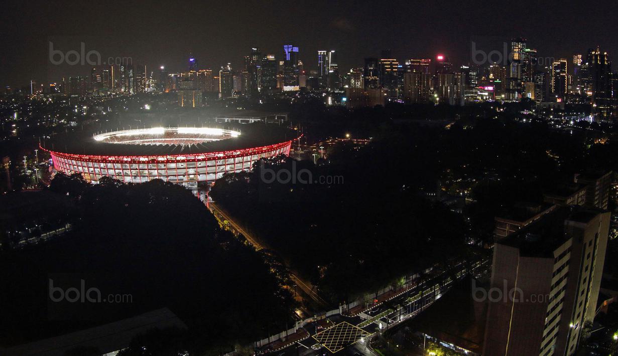 Suasana tampak luar Stadion Utama Gelora Bung Karno terlihat dari Hotel Fairmont, Jakarta, Minggu (14/1/2018). Laga Timnas Indonesia melawan Islandia menjadi pertandingan pertama di GBK pasca renovasi. (Bola.com/Peksi Cahyo)