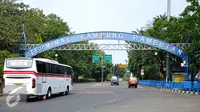 Sebuah bus saat memasuki Terminal Kampung Rambutan, Jakarta Timur, Selasa (30/6/2015). Jelang memasuki arus mudik Lebaran 2015 terminal Kampung Rambutan masih terlihat sepi dan lenggang. (Liputan6.com/Yoppy Renato)