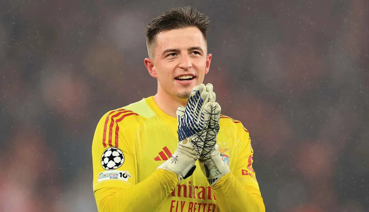 Kiper Benfica asal Ukraina, Anatoliy Trubin merayakan setelah mencetak gol keempat timnya selama pertandingan pekan ke-8 Liga Champions 2025-2026 melawan Real Madrid di Estadio da Luz, Lisbon, Rabu (28/1/2026) waktu setempat atau Kamis (29/1/2026) dini hari WIB. (PATRICIA DE MELO MOREIRA/AFP)