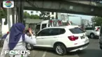 Petugas merazia kendaraan yang parkir sembarangan di kawasan Puri Kembangan, Jakarta Barat dan kawasan Jakarta Pusat.