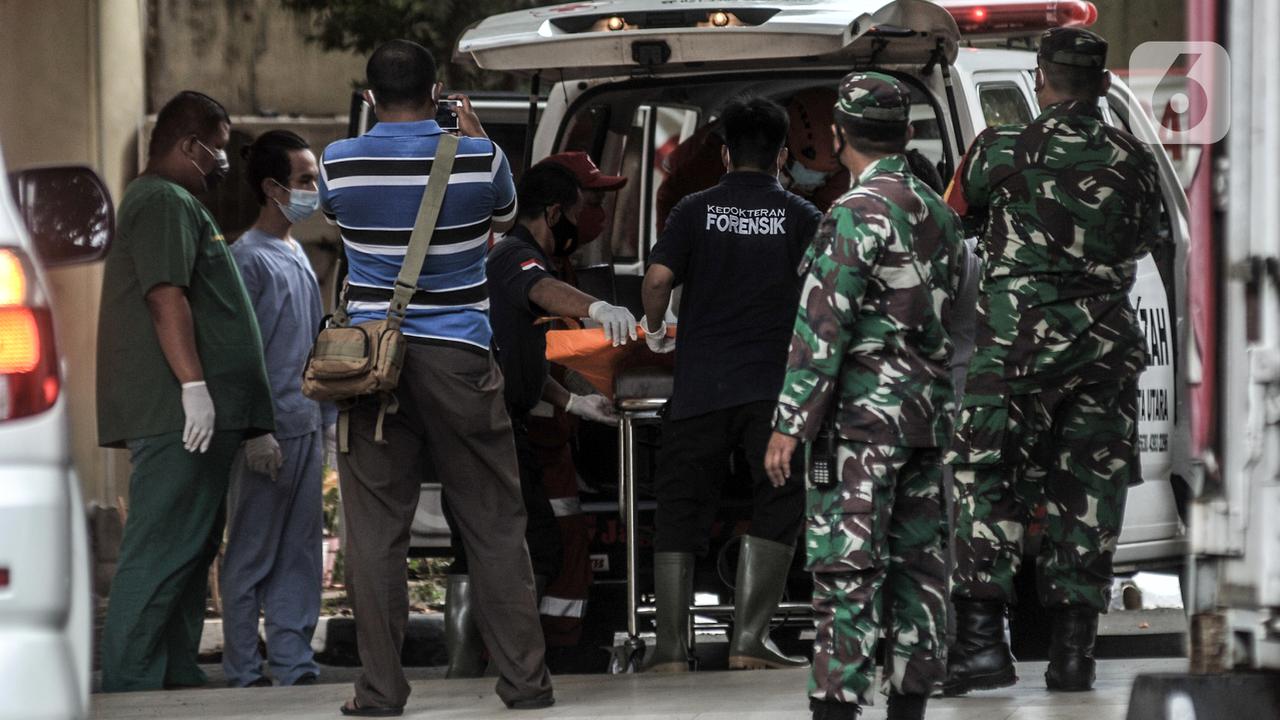 FOTO: 3 Kantong Jenazah Temuan Kecelakaan Sriwijaya Air SJ 182 Tiba di RS Polri