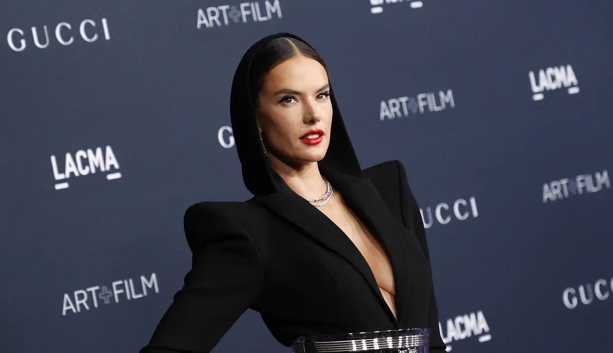 Alessandra Ambrosio berpose saat menghadiri acara LACMA Art+Film Gala di Los Angeles County Museum of Art di Los Angeles, California, pada 5 November 2022. Model asal Brasil meletakkan tangannya di pinggul saat ia tampil memukau dalam setelan hitam karya Jean Paul Gaultier yang memadukan glamor 1940-an dengan kepekaan futuristik. (AFP/Michael Tran)