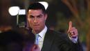 Cristiano Ronaldo tiba untuk perkenalan resminya sebagai pemain baru klub Al Nassr di Riyadh, Arab Saudi, Selasa (3/1/2023). Ronaldo, yang telah memenangkan lima penghargaan Ballon d'Ors sebagai pemain sepak bola terbaik di dunia dan lima gelar Liga Champions, akan bermain di luar Eropa untuk pertama kalinya dalam karirnya. (AP Photo/Amr Nabil)