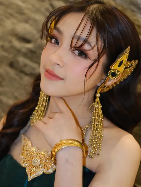 Wajahnya dipoles dengan blush on pink serasi dengan lipstik di bibirnya. Lalu eyeshadow pink dan  bulu mata yang tidak tebal. [@elsaajapasal]