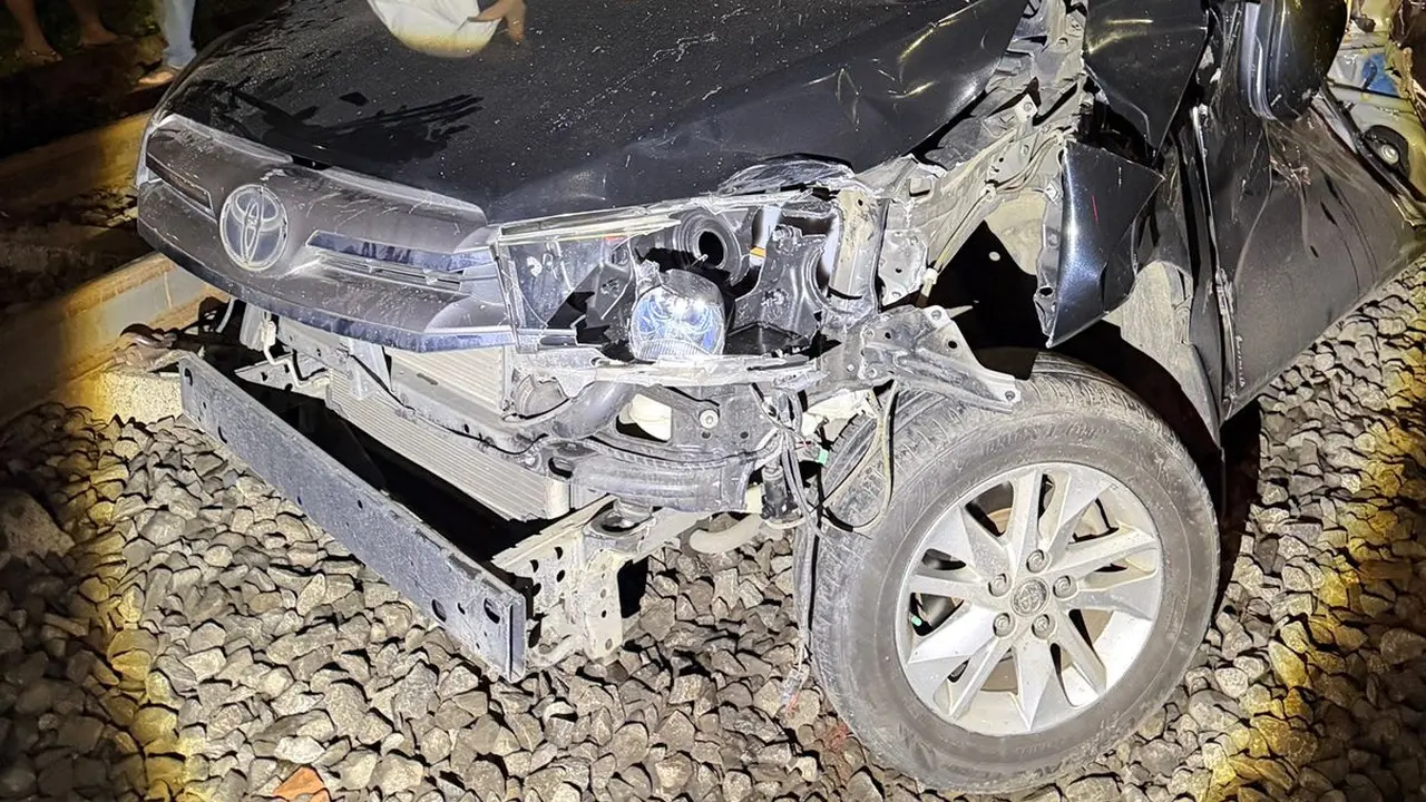 Mobil Innova Ringsek Tertabrak KRL di Bogor