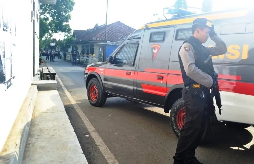 Polisi mengamankan lokasi ledakan di KUA Sidareja, Cilacap, Jawa Tengah. (Liputan6.com/Muhamad Ridlo)