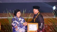 Wali Kota Madiun, Maidi menerima apresiasi dari Kementerian Lingkungan Hidup (LHK) RI. (Foto: Istimewa)