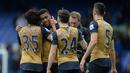 Pemain muda Arsenal, Alex Iwobi, mencetak gol perdananya di ajang Liga Iggris saat bertandang ke markas Everton, Stadion Goodison Park, Sabtu (19/3/2016). (AFP/Oli Scarff)