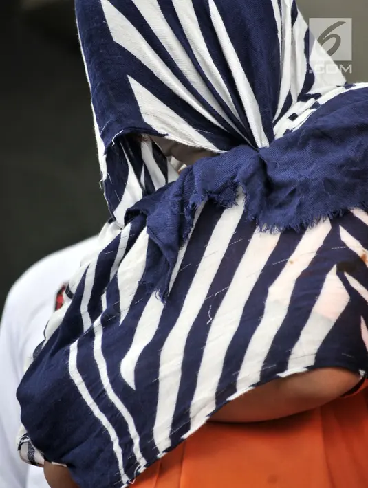 Tersangka praktik prostitusi saat rilis di Mapolda Metro Jaya, Jakarta, Rabu (8/8). Tiga tersangka mucikari yang diringkus menawarkan perempuan atau PSK melalui aplikasi We Chat dan Beetalk. (Merdeka.com/Iqbal Nugroho)