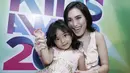 Ayu dan Bilqis saat hadir di acara Mom and Kids Award (Kapanlagi.com/Agus)