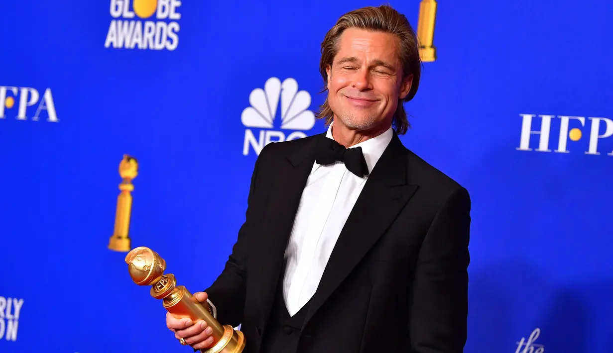 Aktor Brad Pitt berpose saat menghadiri Golden Globes 2020 di Beverly Hills, California, Amerika Serikat, Minggu (5/1/2020). Brad Pitt terpilih sebagai aktor pendukung terbaik di Golden Globes 2020 lewat perannya dalam film 'Once Upon a Time in Hollywood'. (FREDERIC J. BROWN/AFP)