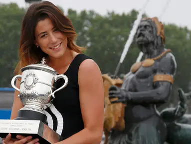 Petenis muda asal Spanyol, Garbine Muguruza berpose dengan trofinya di Place de la Concorde, Paris, (5/6/2016). Petenis cantik ini berhasil mengalahkan Serena Williams dalam final Prancis Terbuka. (REUTERS/Pascal Rossignol)