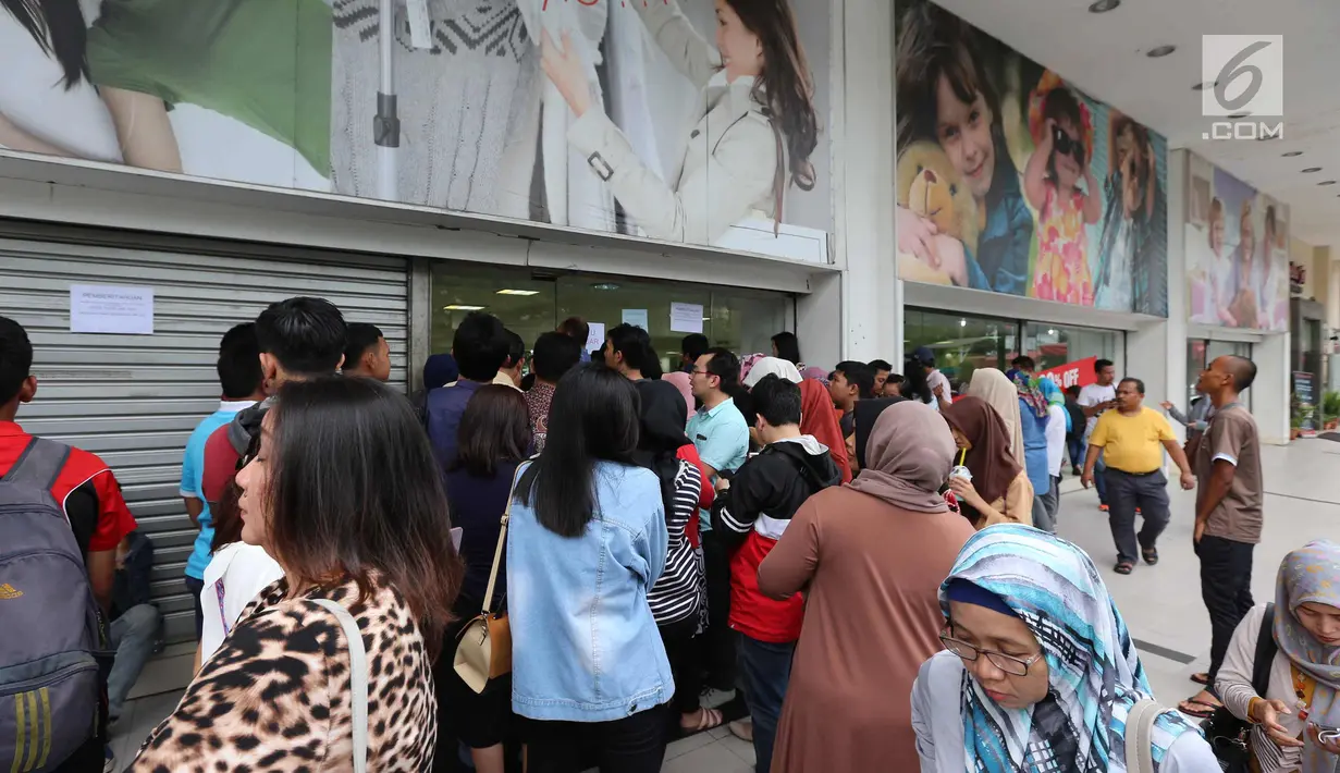 Para pengunjung saat berburu diskon besar-besaran di Lotus Department Store, Jl Thamrin, Jakarta, Rabu (25/10). Diskon tersebut untuk mengakhiri beroperasinya Lotus akhir bulan ini. (Liputan6.com/Angga Yuniar)