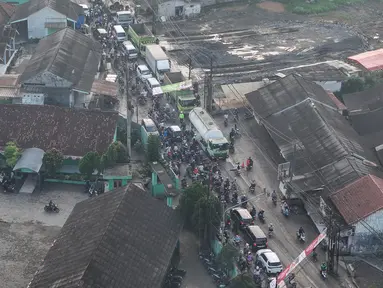 Foto udara memperlihatkan kemacetan parah yang terjadi di Jalan M. Toha, Parung Panjang, Bogor, Jawa Barat, Rabu (6/8/2025). (merdeka.com/Arie Basuki)