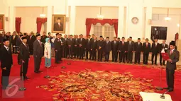 Presiden Jokowi melantik dan mengambil sumpah jabatan tujuh komisioner KPU dan lima komisioner Bawaslu periode 2017-2022 di Istana Negara, Selasa (11/4). Pelantikan berdasarkan keputusan yang telah ditetapkan pada 10 April 2017 (Liputan6.com/Angga Yuniar)