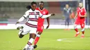 Pemain Portugal Renato Sanches (kiri) memperebutkan bola dengan pemain Luksemburg Christopher Martins pada pertandingan Grup A kualifikasi Piala Dunia 2022 di Stadion Josy Barthel, Luksemburg, Selasa (30/3/2021). Portugal menang 3-1. (AP Photo/Olivier Matthys)