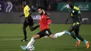 Pemain Senegal Sadio Mane (kanan) mengikuti pemain Mesir Mohamed Salah pada pertandingan kualifikasi Piala Dunia 2022 di Stadion Internasional Kairo, Kairo, Mesir, 25 Maret 2022. Mesir menang 1-0. (AP Photo/Amr Nabil)