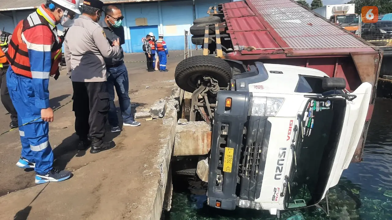 Truk  tronton tercebur di Dermaga Pelabuhan Tanjungwangi Banyuwangi (Hermawan Arifianto/Liputan6.com)