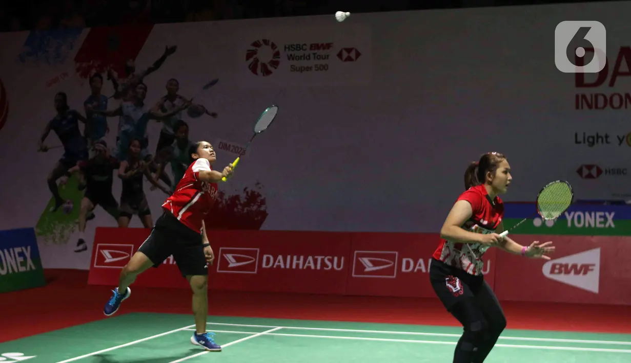 Pebulu tangkis ganda putri Indonesia Lanny Tia Mayasari/Ribka Sugiarto saat bertanding melawan ganda putri India Tanisha Crasto/Ashwini pada babak 16 besar Daihatsu Indonesia Masters 2023 di Istora Senayan, Jakarta, Kamis (26/1/2023). Pasangan Lanny/Ribka terhenti di babak 16 besar Indonesia Masters 2023 dengan skor 19-21, 21-18, dan 23-21. (Liputan6.com/Herman Zakharia)