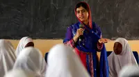 Penerima Nobel Perdamaian, Malala Yousafzai berbicara dengan sejumlah siswa di sekolah menengah Nasib saat kunjungannya di kamp pengungsian Dadaab, dekat perbatasan antara Kenya-Somalia, (12/7). (REUTERS/Thomas Mukoya)