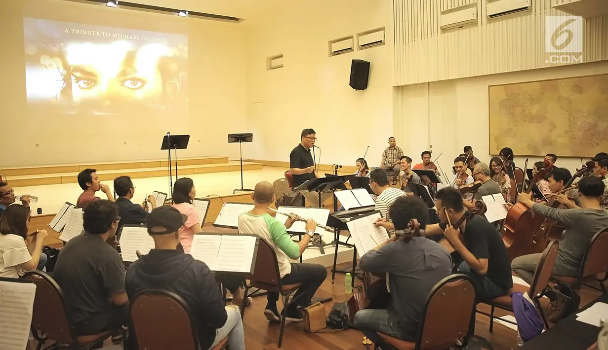 Konduktor Avip Priatna memimpin latihan Jakarta Concert Orchestra (JCO) di Balai Resital Kertanegara, Jakarta, Rabu (28/11). Acara ini didukung oleh Bakti Budaya Djarum Foundation. (Fimela.com/Bambang Purnama)