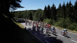 Para pebalap berlomba mengayuh sepeda mereka pada etape kelima Tour de France di Colmar, Prancis, Rabu (10/7/2019). Peter Sagan menjuarai etape kelima Tour de France setelah melewati rute sepanjang 175,5 Km dari Saint-Dié-des-Vosges ke Colmar. (AP Photo/Thibault Camus)