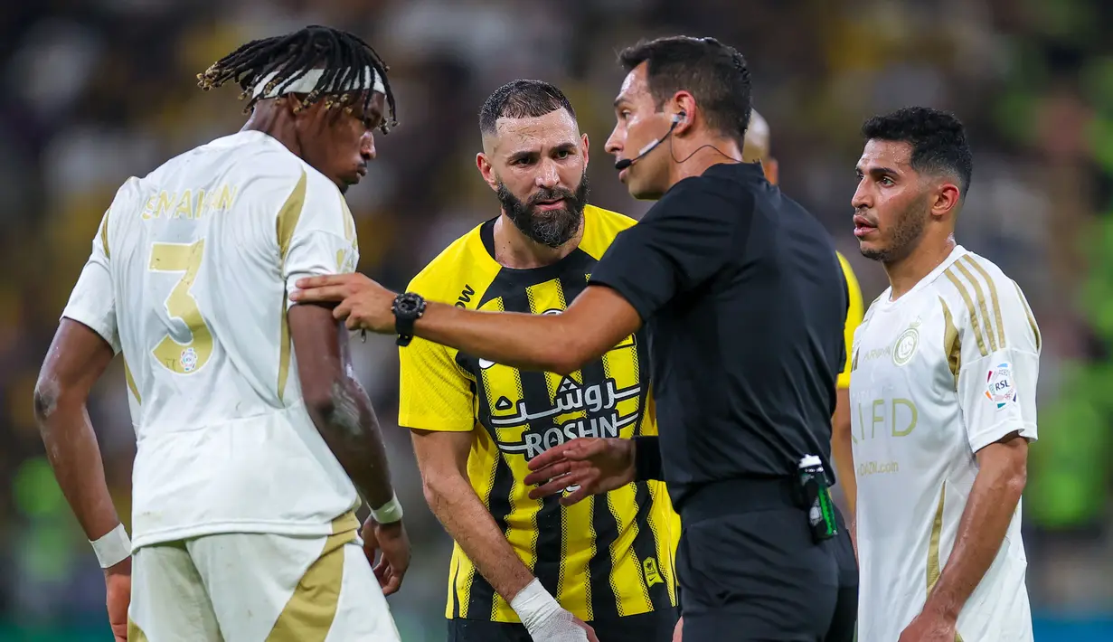 Ittihad FC, Karim Benzema melakukan protes terhadap keputusan wasit pada laga lanjutan Liga Arab Saudi melawan Al Nassr di King Abdullah Sports City, Jeddah, Arab Saudi, Sabtu (07/12/2024) dini hari WIB. (AFP)