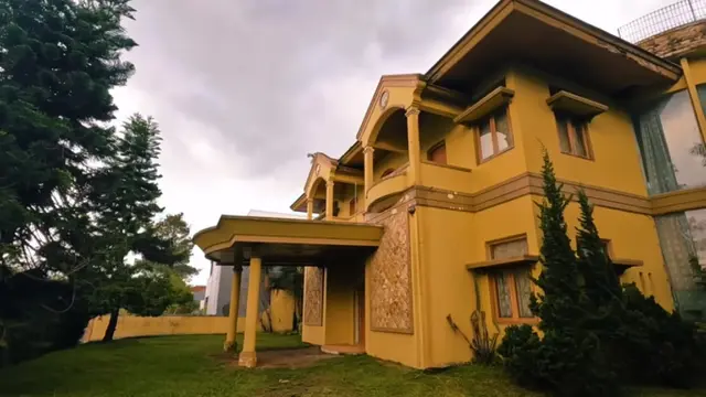 Rumah Tukul Arwana Terbengkalai
