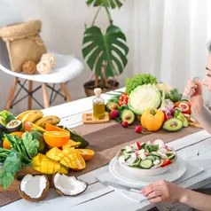plant forward diet merupakan pola makan yang menempatkan makanan nabati sebagai bagian terbesar dari menu harian. Sayuran, buah, biji-bijian utuh, kacang-kacangan, hingga minyak nabati menjadi pilihan utama, sementara makanan hewani hadir sebagai pelengkap dalam porsi yang lebih kecil. (foto/dok; freepik/pvproductions)
