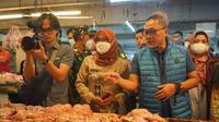 Menteri Perdagangan (Mendag) Zulkifli Hasan kembali melakukan sidak bertemu pedagang pasar dan mengecek harga minyak goreng serta bahan-bahan pokok di pasar Kosambi, Bandung, Jawa Barat, Kamis,(23/6/2022) pagi.