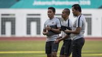 Pelatih Timnas Indonesia, Bima Sakti, bersama Kurniawan Dwi Yulianto dan Kurnia Sandy saat latihan di Stadion Wibawa Mukti, Jawa Barat, Senin (10/9/2018). Latihan ini persiapan jelang laga uji coba melawan Mauritius. (Bola.com/Vitalis Trisna)