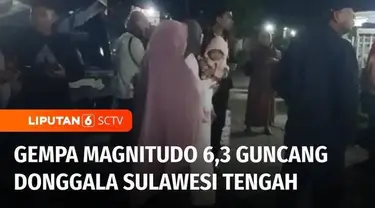 Gempa bermagnitudo 6,3 mengguncang Kabupaten Donggala, Sulawesi Tengah, Sabtu malam. Guncangan akibat gempa membuat warga keluar rumah mencari tempat yang aman.