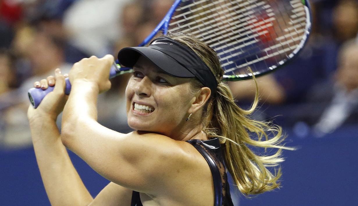 Maria Sharapova mengembalikan bola saat melawan unggulan kedua Simona Halep  pada turnamen AS Terbuka 2017 di Stadion Arthur Ashe, New York (28/8/2017). Sharapova menang 6-4,4-6,6-3. (AP/Kathy Willens)