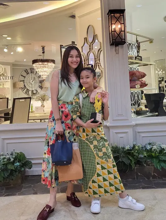 Tidak seperti biasanya menyanyi, kali ini Bilqis unjuk kemampuan bermain piano. Mini konser ini digelar di tempat lesnya. "Keren anak bunda 👍🏻😘 udah berani tampil kali ini beda bukan nyanyi tp main piano," tulis Ayu Ting Ting di akun instagramnya. [Instagram/ayutingting92]