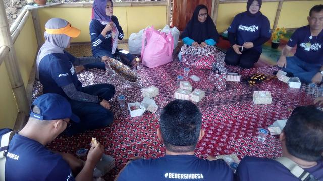 Menggunakan alas tikar dari bungkus kopi, nampak manajerial PGE are Karaha menikmati diskusi ramah dengan warga di Saung Cinta Lembur Kuring Desa Cinta, Garut, Jawa Barat
