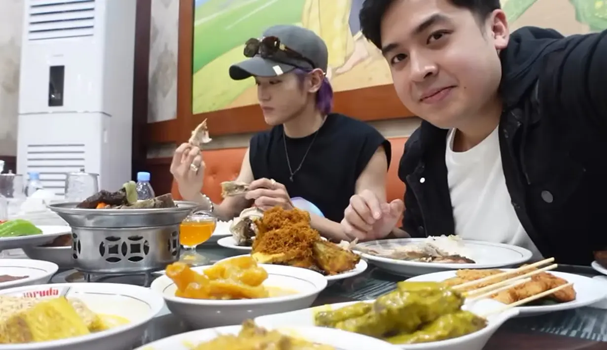 Pelantun Sha La La itu tampak heran. Dan beberapa kali memuji kelezatan masakan Indonesia. Sebelum makan,  Jerome juga menjelaskan bahwa mereka harus membayar makanan yang sudah disentuh. [Youtube/Nihongo Mantappu]