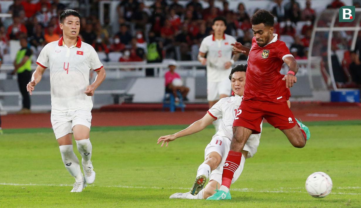 <p>Pemain Timnas Indonesia, Yakob Sayuri berusaha melewati pemain Vietnam, Nguyen Tuan Anh dalam laga leg pertama babak semifinal Piala AFF 2022 di Stadion Utama Gelora Bung Karno (SUGBK), Jumat (6/1/2023) sore WIB. (Bola.com/M Iqbal Ichsan)</p>