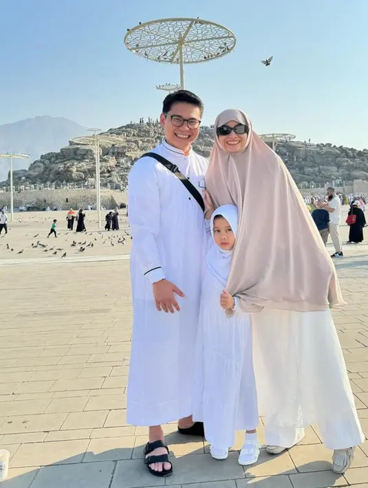 Acha Septriasa tampil dengan khimar dipadukan tunik dan celana panjang putih. [@septriasaacha]