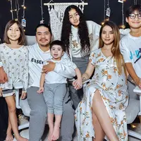 Sheila Marcia sedang menikmati masa kehamilannya. Sheila kini sedang hamil anak kelimanya. Melalui akun instagramnya, istri Dimas Aksara itu kerap membagikan beberapa kegiatannya. [Instagram/itssheilamj]