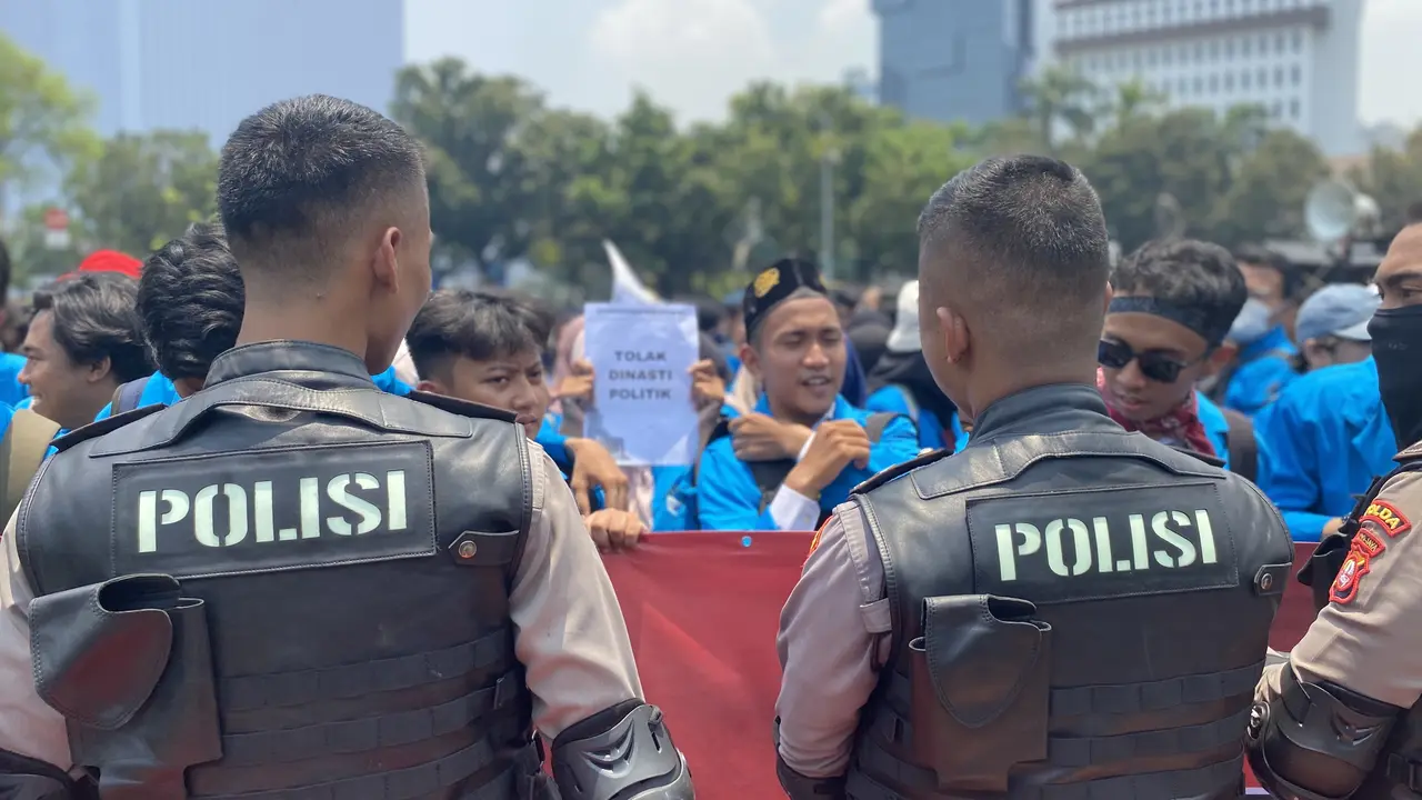 Polisi mengawal aksi mahasiswa terkait sidang putusan batas usia capres-cawapres yang digelar di Mahkamah Konstitusi (MK), Senin (16/10/2023).