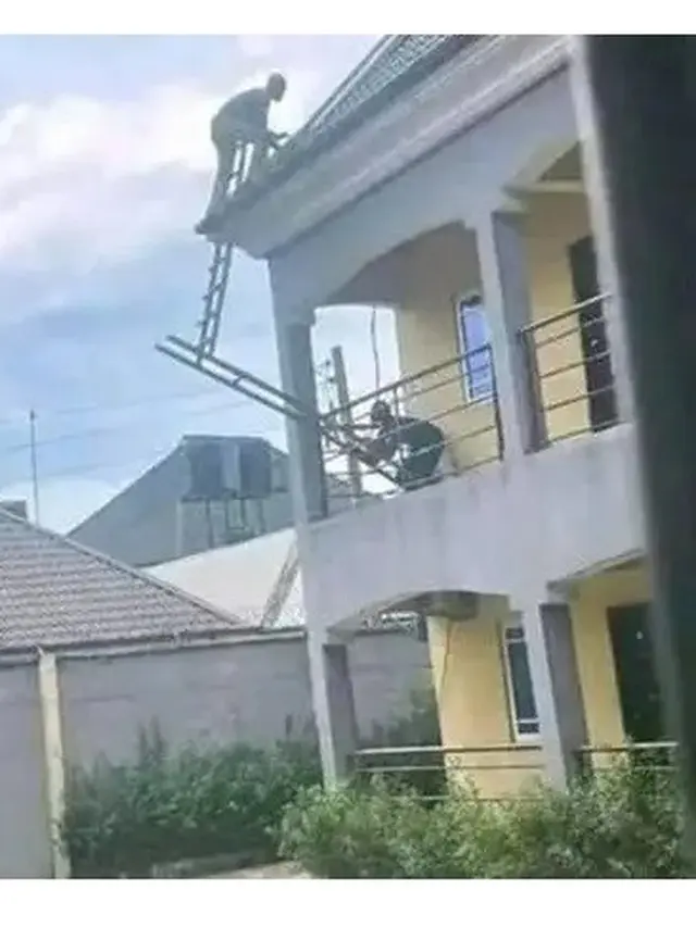 6 Aksi Kuli Bangunan Naik Tangga Ini Bikin Deg-Degan, Khawatir Jatuh