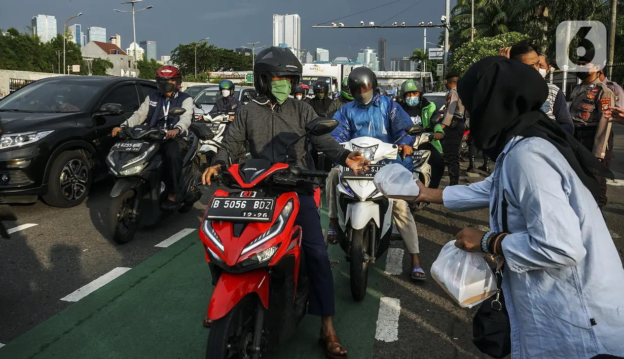 Aliansi Mahasiswa Lingkar Nusantara melakukan aksi dengan membagikan takjil di depan Gedung DPR/MPR, Jakarta, Rabu (6/4/2022). Dalam aksinya, mereka mendesak DPR untuk segera membentuk pansus terkait penambangan batu bara. (Liputan6.com/Johan Tallo)